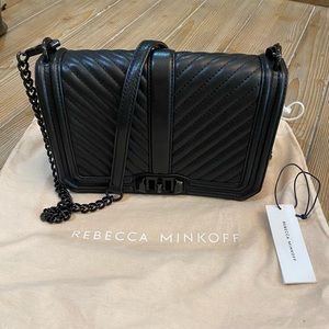 100% Leather
Turn Lock Closure
1 Exterior Back Slip pocket